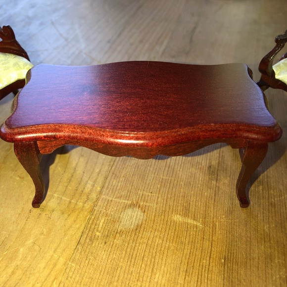 Miniature doll house Victorian parlor chairs and coffee table - Picture 4 of 8